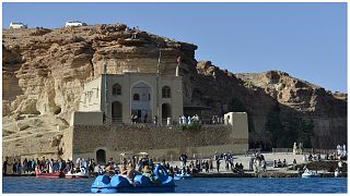 سياح أفغان يستمتعون بركوب القوارب في بحيرة بان إي أمير في مقاطعة باميان.