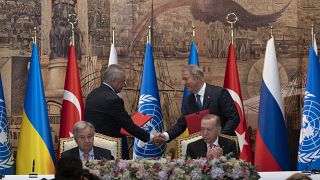 وزيرا الدفاع الروسي شويغو، والتركي آكار، وأمامهما الرئيس التركي إردوغان والأمين العام للأمم المتحدة غوتيريش