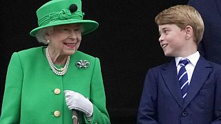 II. Erzsébet királynő és dédunokája, György herceg a királynő platinajubileumán készült fényképen, 2022. júniusában