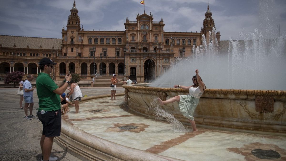 Besucher:innen in Sevilla suchen Erfrischung während der Hitzewelle in Sevilla, 12.07.2022