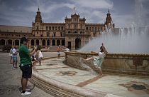 Besucher:innen in Sevilla suchen Erfrischung während der Hitzewelle in Sevilla, 12.07.2022