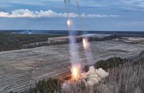 Orosz katonák Hurrikán rakétavető rendszerrel lőnek ukrán célpontokat