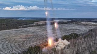 Orosz katonák Hurrikán rakétavető rendszerrel lőnek ukrán célpontokat 