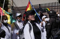 Algunos de los médicos y manifestantes que han recorrido las calles de La Paz para denunciar la persecución del gobierno de Luis Arce
