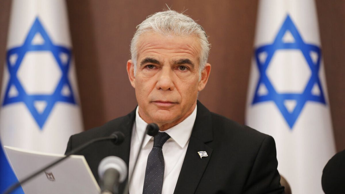 رئيس الوزراء الإسرائيلي يائير لبيد يتحدث خلال اجتماع لمجلس الوزراء في مكتب رئيس الوزراء في القدس، 17 يوليو، 2022