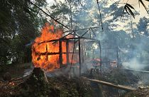 Sur cette photo d'archive datant du 7 septembre 2017, des maisons sont en feu dans le village de Gawdu Zara, dans le nord de l'État de Rakhine, en Birmanie.