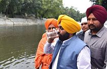 رئيس وزراء ولاية البنجاب يشرب من النهر المقدس