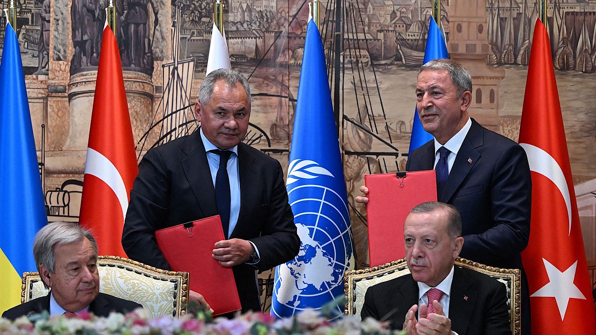 Az ENSZ-főtitkár és a török elnök az orosz-ukrán gabonaegyezmény isztambuli aláírásakor