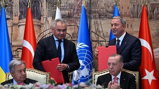 Az ENSZ-főtitkár és a török elnök az orosz-ukrán gabonaegyezmény isztambuli aláírásakor