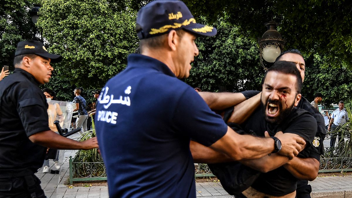 الشرطة تعتقل متظاهر خلال احتجاج في العاصمة تونس ضدّ الاستفتاء الدستوري والرئيس سعيّد 