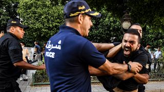 الشرطة تعتقل متظاهر خلال احتجاج في العاصمة تونس ضدّ الاستفتاء الدستوري والرئيس سعيّد