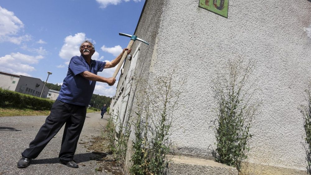 Česká republika bourá prasečí farmu v bývalém nacistickém táboře pro Romy