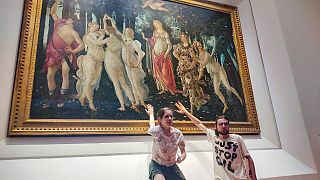 Deux militants du groupe écologiste Ultima Generazione se sont collés au tableau de Sandro Botticelli à Florence.