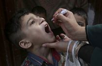 Egy kisfiút oltanak poliovírus ellen Pakisztánban