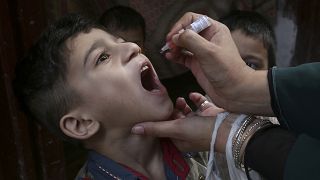 Egy kisfiút oltanak poliovírus ellen Pakisztánban