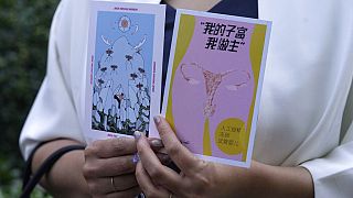 بطاقات كتب على إحداها "رحمي، خياري" أمام محكمة الشعب تشاويانغ في بكين، الصين، الجمعة 17 سبتمبر 2021.