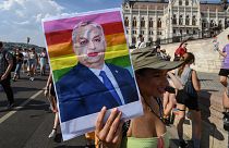 Une personne brandit un portrait maquillé de Viktor Orban lors de la marches des Fiertés LGBT+ à Budapest, 23 juillet 2022,