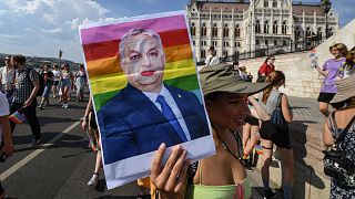 Une personne brandit un portrait maquillé de Viktor Orban lors de la marches des Fiertés LGBT+ à Budapest, 23 juillet 2022,