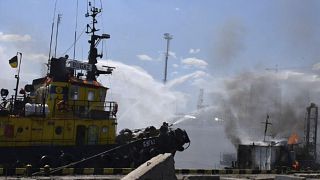 En esta foto de archivo se ve a los bomberos apagar un incendio en el puerto tras un ataque con misiles rusos en el Puerto de Odesa, Ucrania. El 5 de junio de 2022.