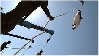 صورة من الارشيف-إعدام علني في مدينة شيراز الجنوبية، إيران