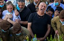پدر و مادر سرباز اسرائیلی در مراسم تشییع و تدفین، مه ۲۰۲۰