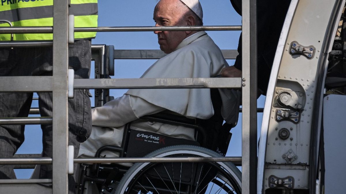 Папа Римский Франциск в коляске садится в самолет, чтобы улететь в Канаду. 24 июля 2022