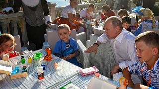 Putyin orosz elnök árvízkárosult családok gyermekeivel, 2019-ben