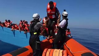 Este domingo, mais de 500 pessoas foram resgatadas de embarcações precárias