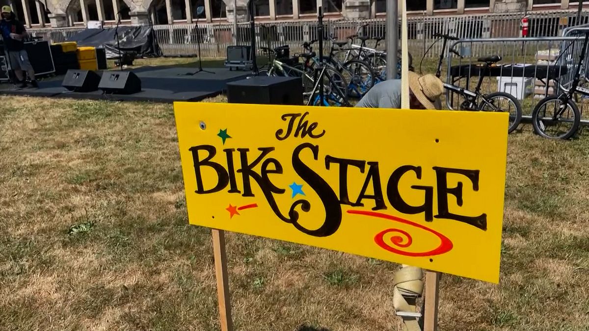 Die Bike Stage ist die Idee der Band Illiterate Light