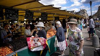 Auf einem Markt in Versailles bei Paris - ältere Menschen erkranken öfter schwer an BA.5