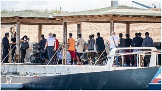 مهاجرون ينتظرون في مركز استقبال للمهاجرين، جزيرة بيلاجي في لامبيدوزا جنوب إيطاليا، جنوب صقلية، تموز 2022