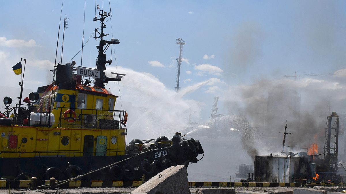 Bombeiros tentam apagar o incêndio provocado pelo ataque russo ao porto de Odessa, na Ucrânia