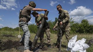 Украинские военные работают на линии фронта