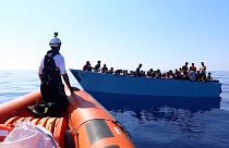Migranten auf einem Boot im Mittelmeer