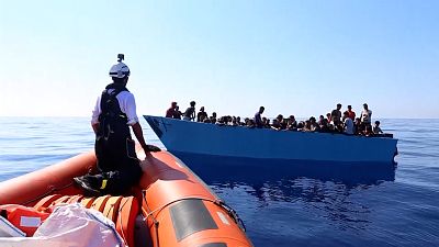  Sea-Watch 3 isimli yardım kuruluşu çalışanları, Akdeniz'de kurtarılan göçmenlere can yeleği dağıtırken
