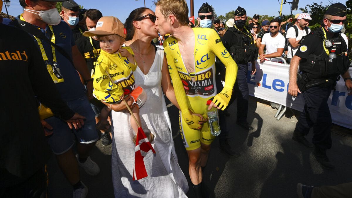 Tour de France Sieger Jonas Vingegaard mit Frau Trine Hansen und Tochter Frida