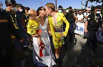 Tour de France Sieger Jonas Vingegaard mit Frau Trine Hansen und Tochter Frida