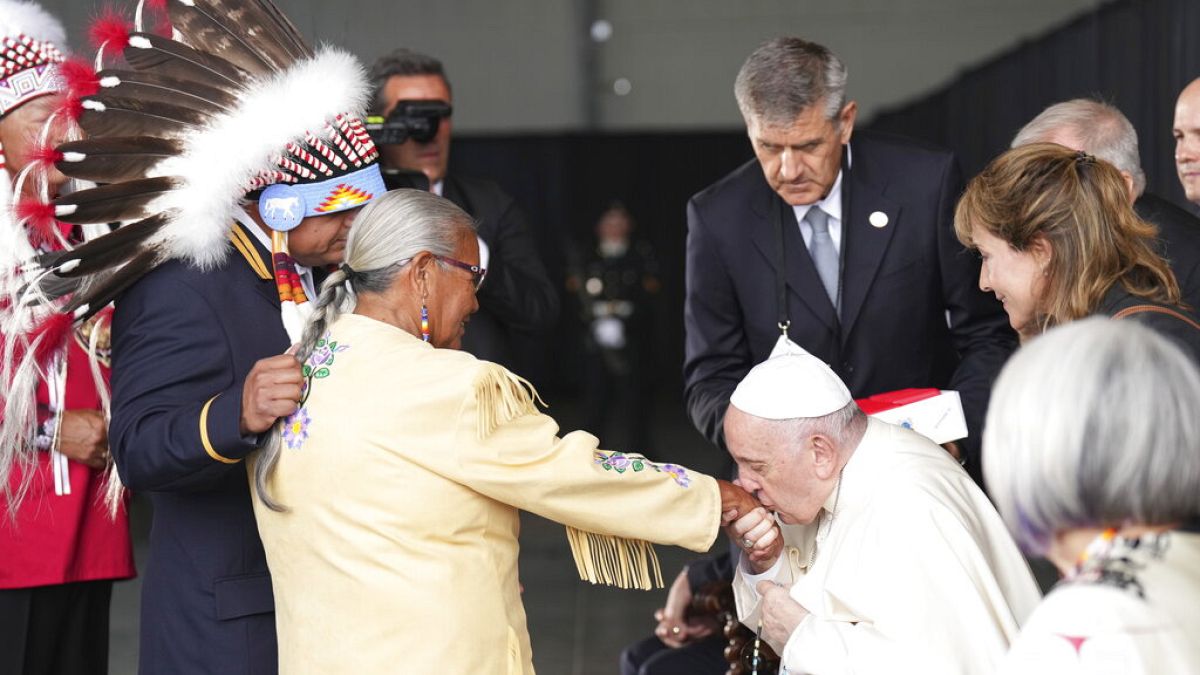 Le Pape François embrasse la main d'une survivante d'un pensionnat pour autochtone, à Edmonton, Canada, le 24 juillet 2022