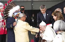 Le Pape François embrasse la main d'une survivante d'un pensionnat pour autochtone, à Edmonton, Canada, le 24 juillet 2022