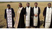 رجال الدين يؤدون صلاة المطر التقليدية في رومانيا