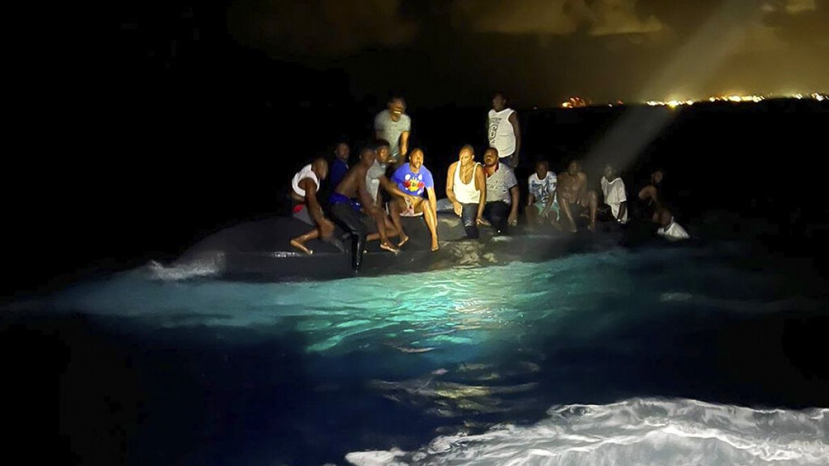 Выжившие после крушения лодки, Нью-Провиденс, Багамы, 24 июля 2022 года.