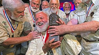 Jon Avil recibe el busto de Hemingwas tras ganar el concursos de sosias en Cayo Hueso, Florida, 23/7/2022 EEUU