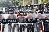 Sicherheitskräfte bei einer Demonstration in Myanmar im Jahr 2021