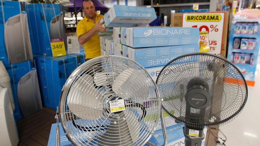 France to fine shopkeepers running heating or air conditioning with doors  open