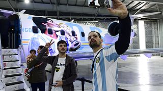 Fanáticos de Maradona visitan el avión museo de Maradona en el que se graban los mensajes