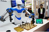 صورة من الارشيف- روبوت طوره مهندسون يحرك قطع الشطرنج على لوحة ضد خصم