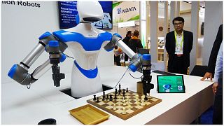 صورة من الارشيف- روبوت طوره مهندسون يحرك قطع الشطرنج على لوحة ضد خصم 