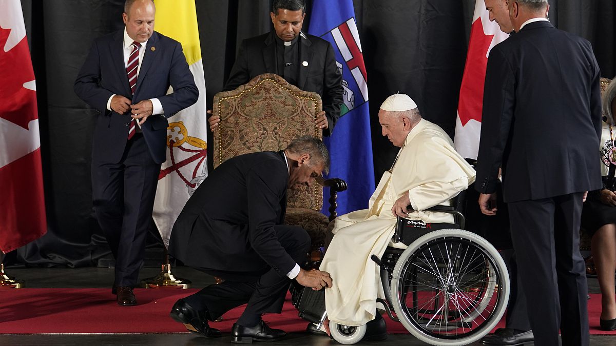 Папа римский намерен выполнить программу поездки, несмотря на боли в колене