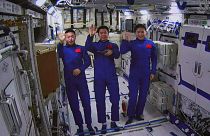صورة نشرتها وكالة أنباء شينخوا، تظهر رواد فضاء صينيين داخل وحدة مختبر وينتيان، الاثنين 25 يوليو 2022