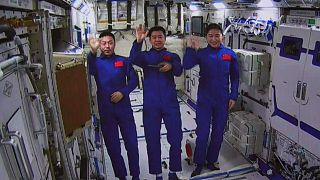 صورة نشرتها وكالة أنباء شينخوا، تظهر رواد فضاء صينيين داخل وحدة مختبر وينتيان، الاثنين 25 يوليو 2022